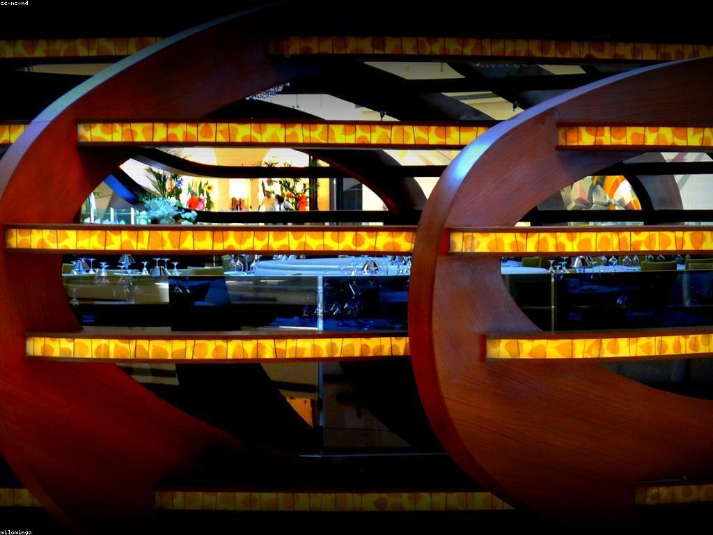 ការបង្ហាញស្លុតយ៉ាងច្នៃប្រឌិត